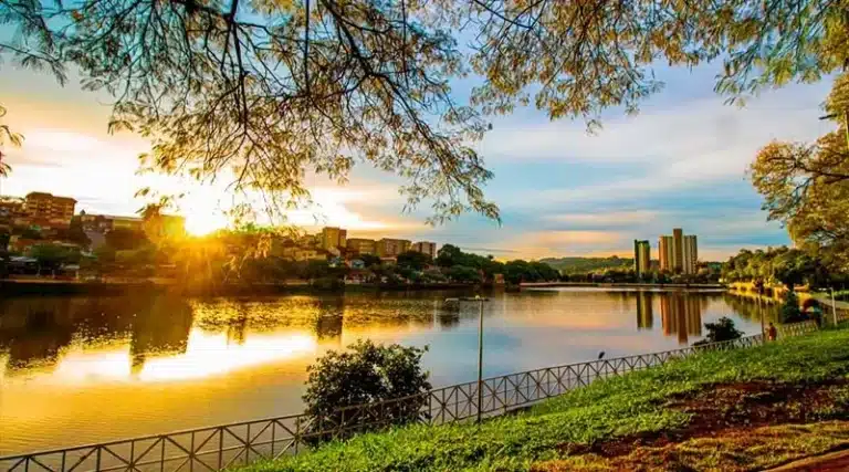 imagem do por do sol do lago do taboão em Bragança Paulista